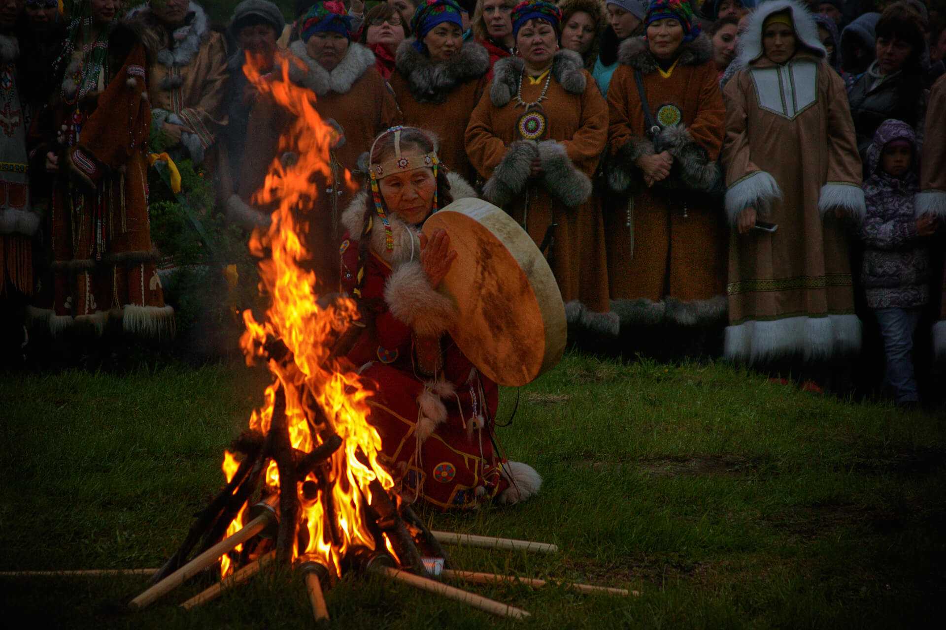 Культурный ритуал. Обряд кормления огня эвены. Ысыах шаман. Огонь у эвенков. Традиции и ритуалы.