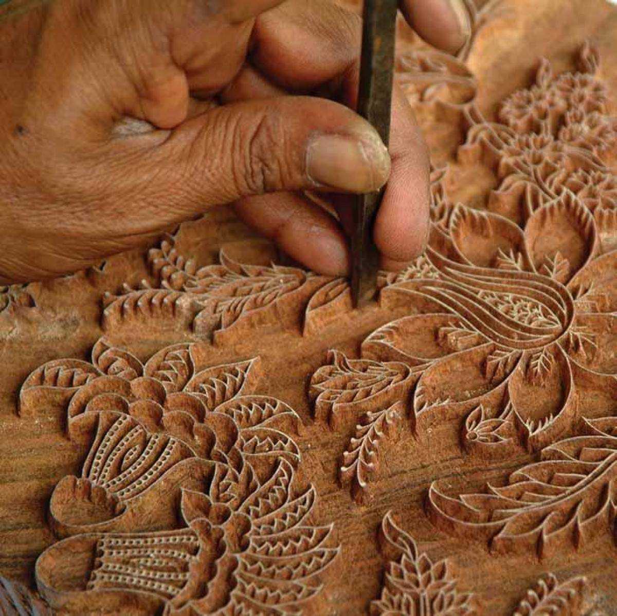 Текстильный промысел. ДПИ художественная резьба. Индийская резьба по дереву кхатумбанд. Ремесло по дереву. Ремесло резьба по дереву.