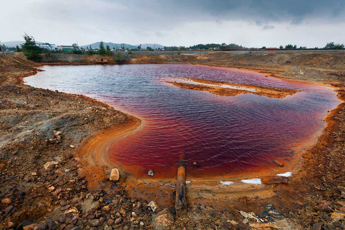 Загрязненные озера и реки. Карабаш озеро. Озеро Карабаш Челябинская область. Карабаш загрязнённая почва. Карабаш кислотные дожди.