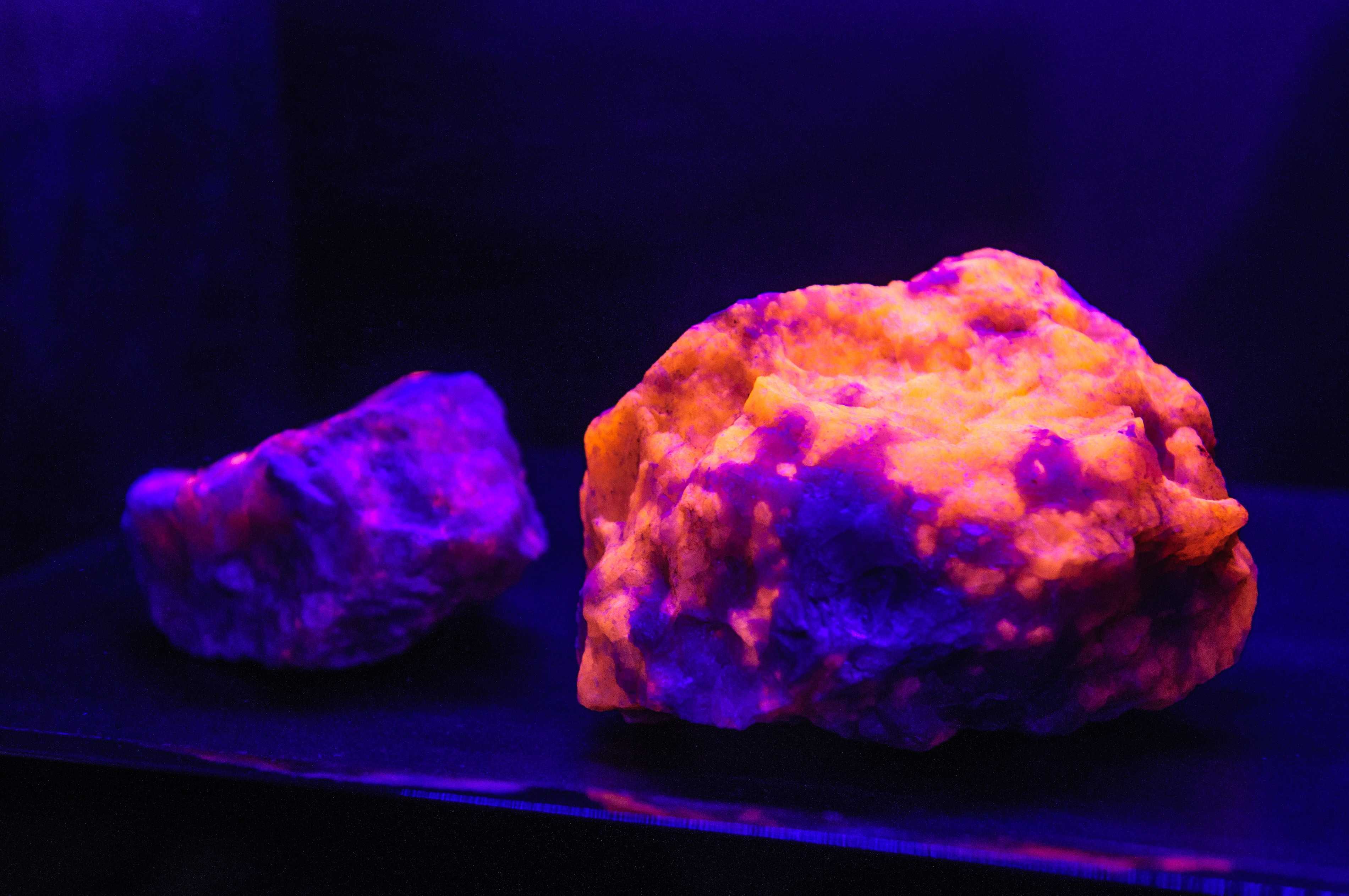Называют обладают флюоресцируют. Содалит минерал под ультрафиолетом. Колчедан минерал под ультрафиолетом. Шеелит минерал под ультрафиолетом. Апатит камень под ультрафиолетом.