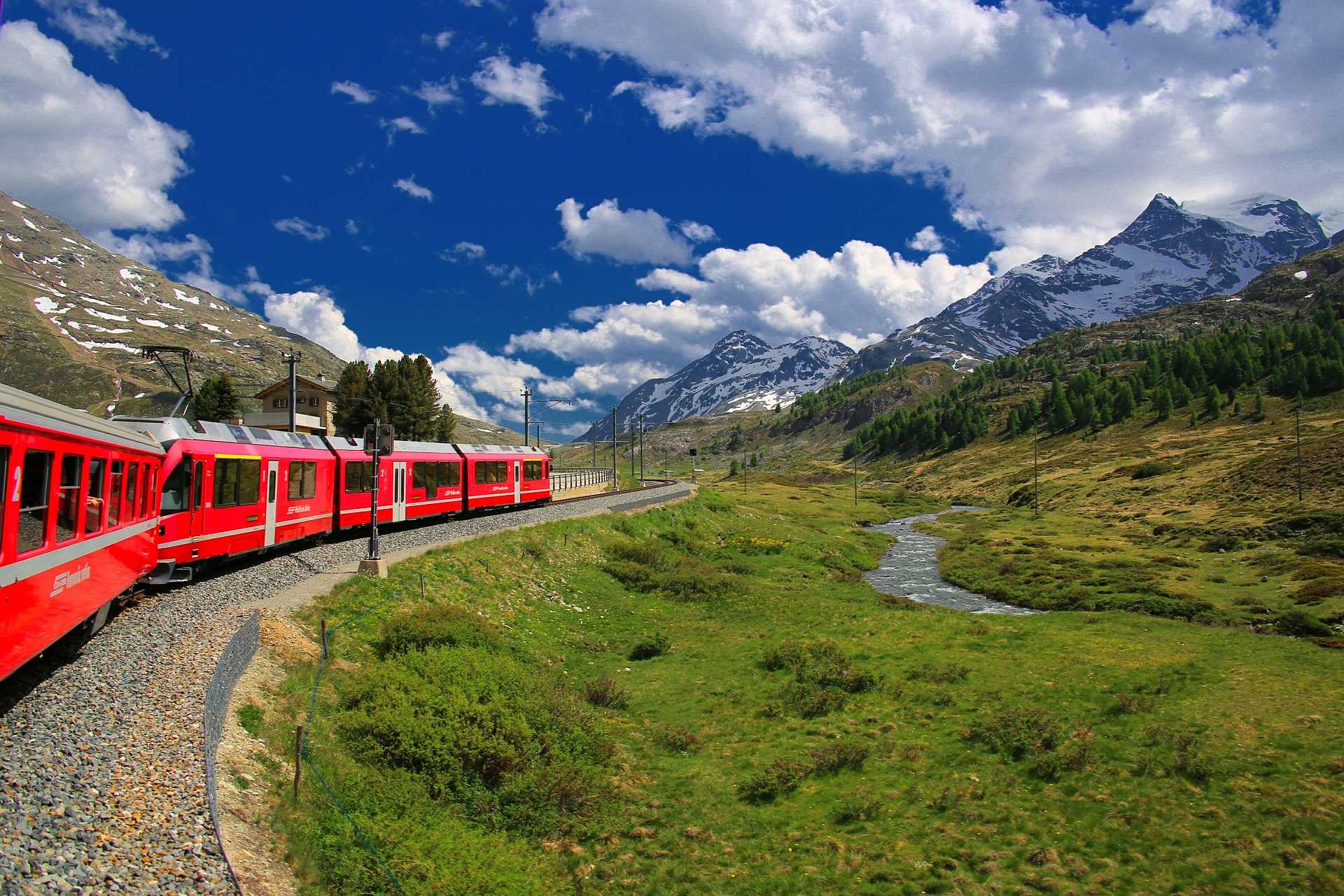 Железнодорожные туры по россии. Ледниковый экспресс Швейцария. Железня дорога Швейцарии. Поезд Бернина экспресс. Поезд в Альпах Швейцария.