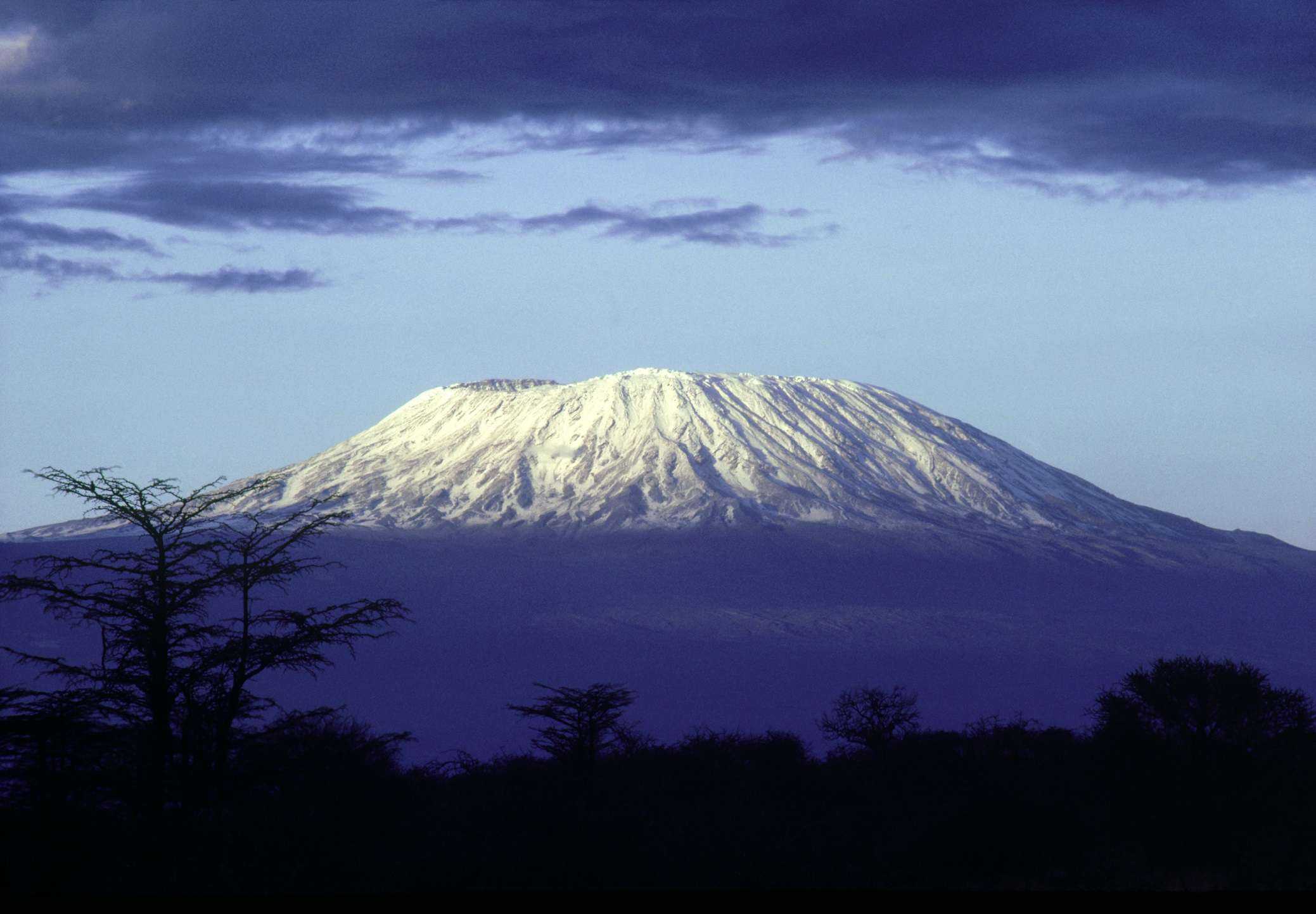 Самые высокие африки. Танзания гора Килиманджаро. Вулкан Килиманджаро. Танзания вулкан Килиманджаро. Самая высокая гора Африки Килиманджаро.