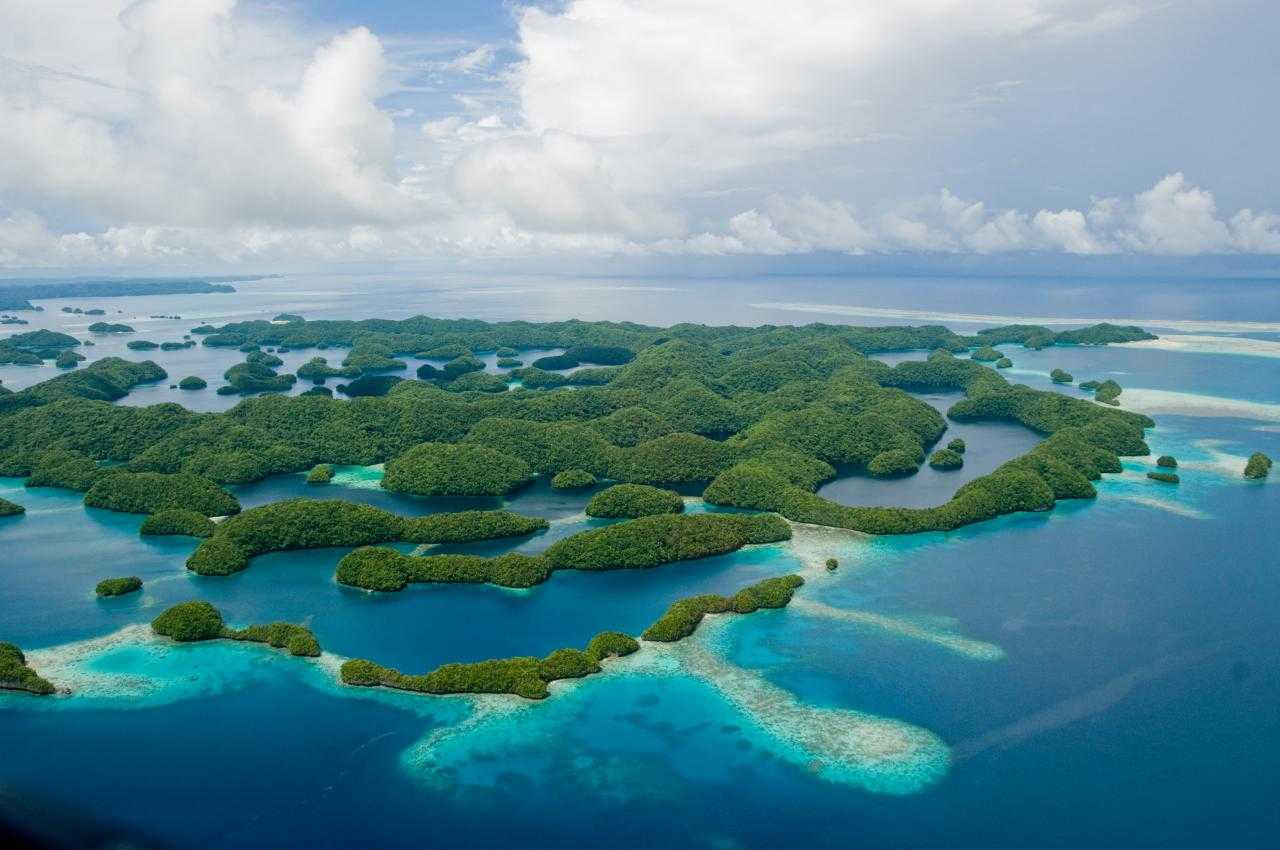 Острова архипелаги австралии. Острова архипелаг Палау. Остров Палау Микронезия. Палау - скалистые острова Палау. Федеративные штаты Микронезии.