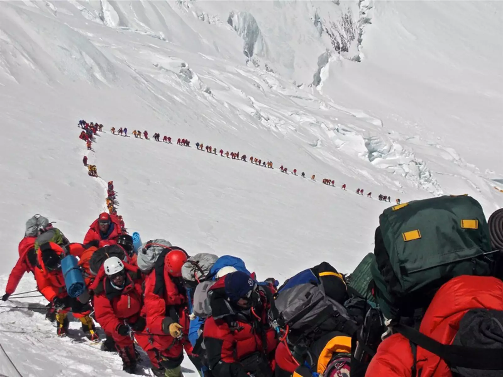 Сколько по времени подниматься на эверест. Очередь на Эверест 2019. Эверест гора восхождение. Эверест покорение вершины. Очередь на Эверест 2022.