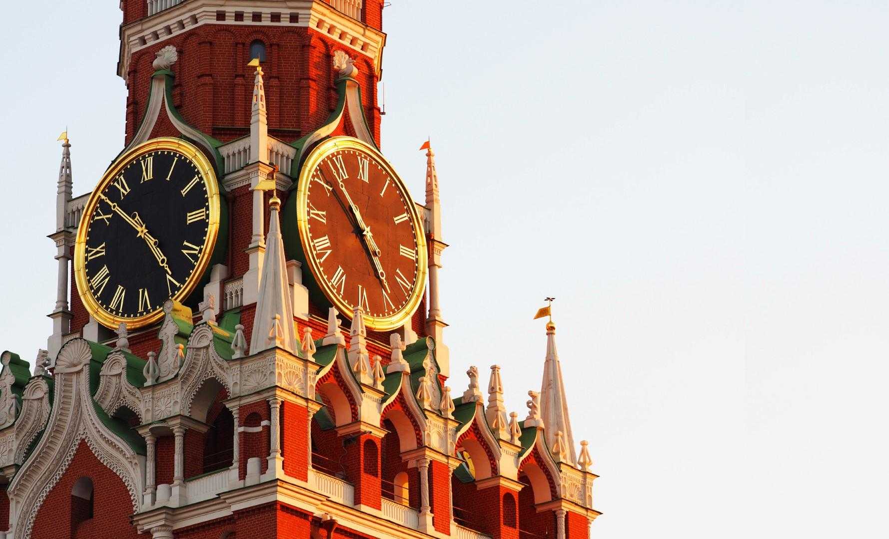 Куранты на Спасской башне Московского Кремля 12 часов