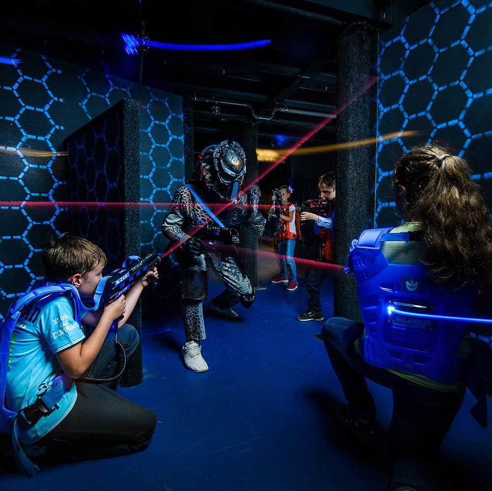 Игра лазертаг. Кьюзар Владивосток Борисенко. Q-ZAR лазертаг в Москве. Lasertag игра. Лазертаг Cosmozar.