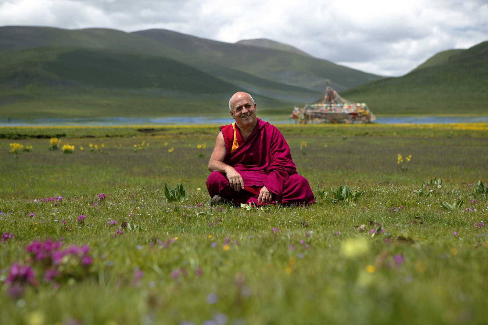 Тибетский монах медитирует