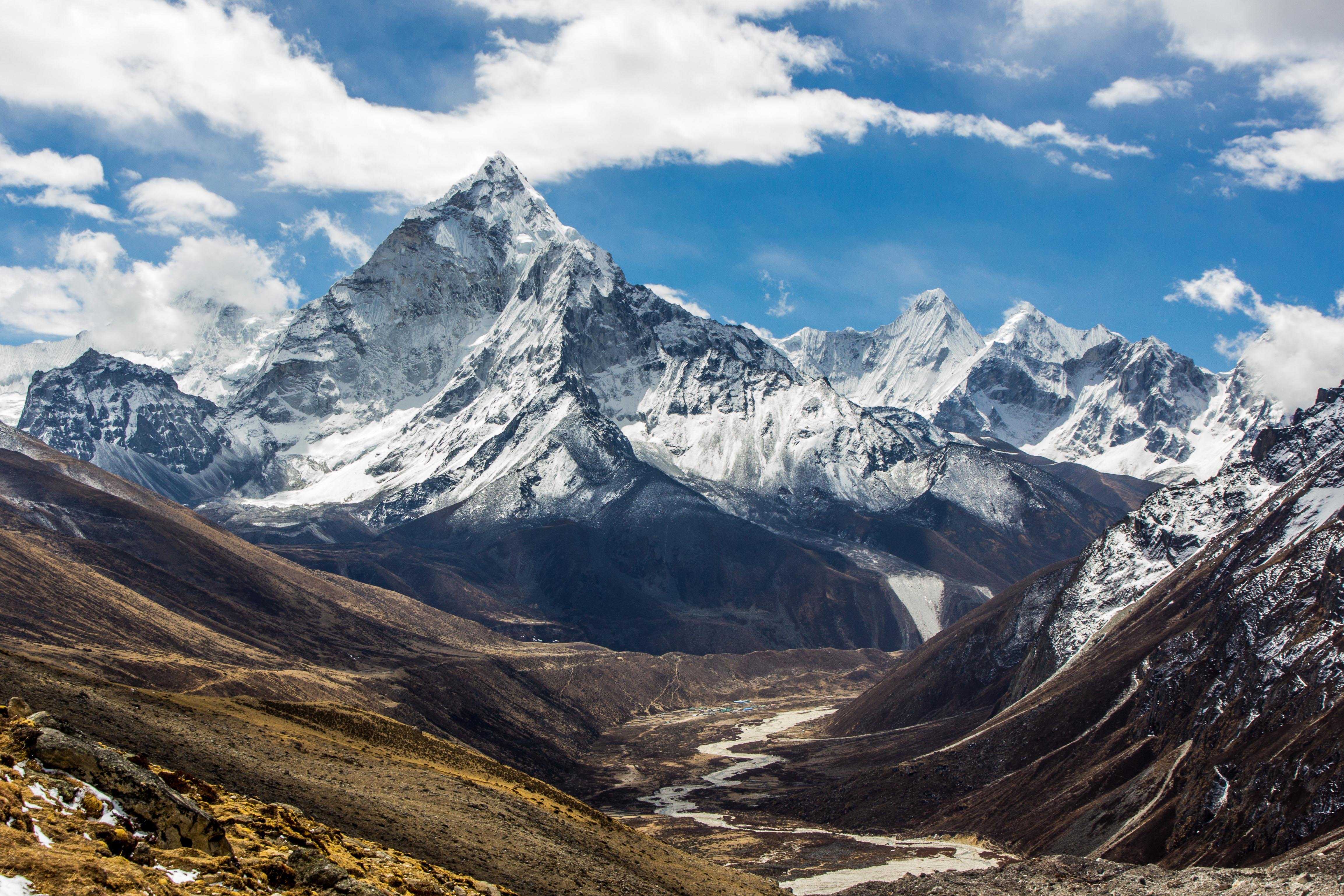 Какая гора занимает 2 место по высоте. Гималаи Эверест Джомолунгма. Гора Эверест (Джомолунгма). Гималаи. Эверест самая высокая гора в мире. Высота горы Джомолунгма.