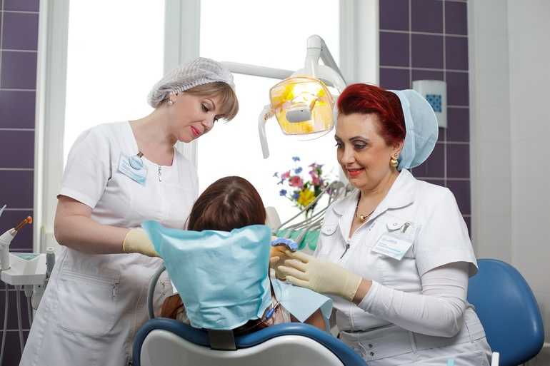 Работа врача стоматолога терапевта. Профессия стоматолог. Профессия детский стоматолог. Стоматолог терапевт. Профессия зубной врач.